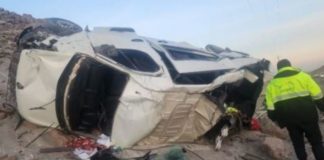 Minivan vuelca y deja 6 fallecidos y 8 heridos