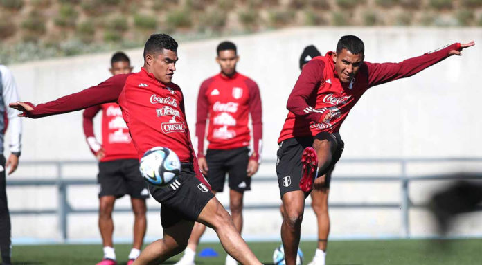 Selección peruana entrena con el equipo completo para los próximos amistosos