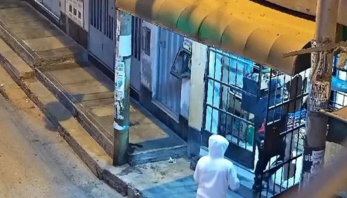Roban bodega con arma de guerra