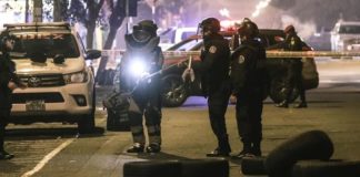 Tiran granada a meretrices