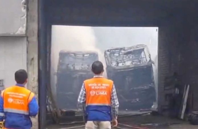 Transportes pesados fueron calcinados en taller de Ate