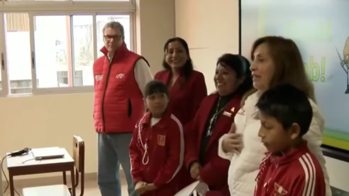 Dina Boluarte no pudo hablar en inglés con estudiantes de un colegio en San Luis Dina Boluarte no pudo hablar en inglés con estudiantes de un colegio en San Luis