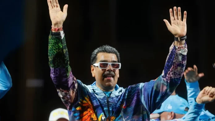 Nicolás Maduro asegura que Karol G apoya su campaña, pero el equipo de la cantante lo niega