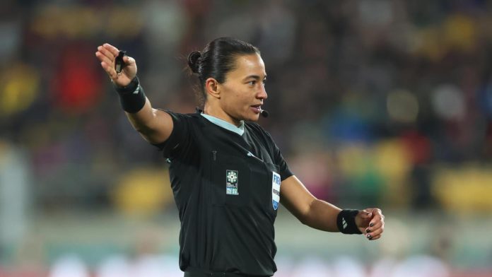 La árbitra Edina Alves es la primera mujer en dirigir un partido del torneo continental