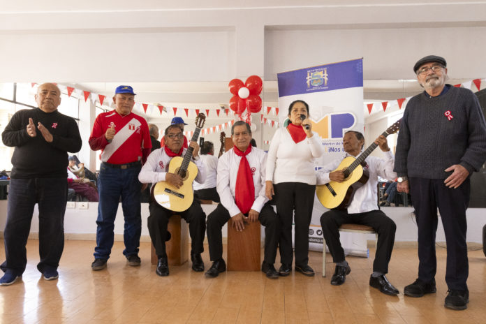 SMP: Adultos Mayores de talleres pusieron a bailar al público con su peña jaranera