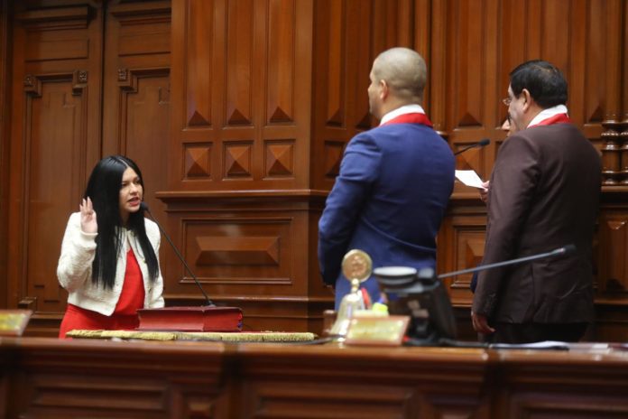 Ariana Orué juró como congresista de la República