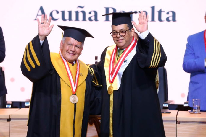 César Acuña recibió Doctor Honoris Causa por la Universidad Señor de Sipán