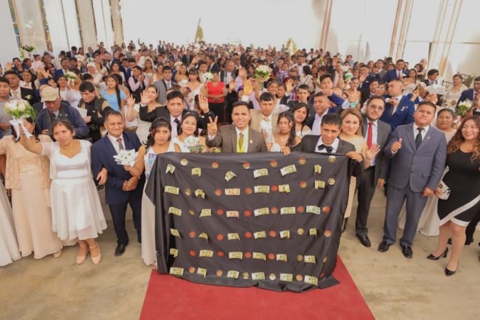 Alcalde Franco Vidal casó a 60 parejas en Ate