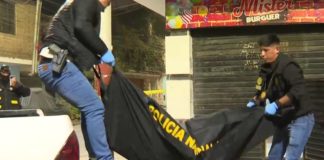 Asesinan a 2 en local de hamburguesas