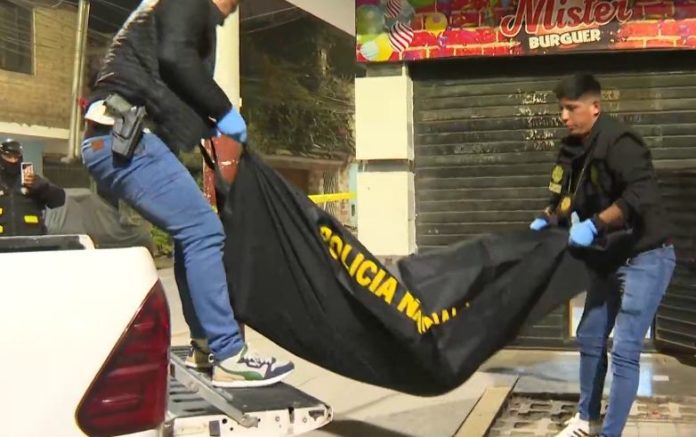 Asesinan a 2 en local de hamburguesas