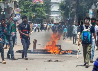 Violentas protestas estudiantiles en Bangladesh dejan decenas de muertos