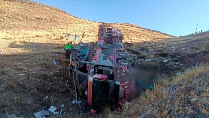Bus vuelca y deja 20 muertos en Ayacucho