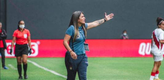 DT de la selección femenina de fútbol abandonó partido por 'pésimas' condiciones de scouting
