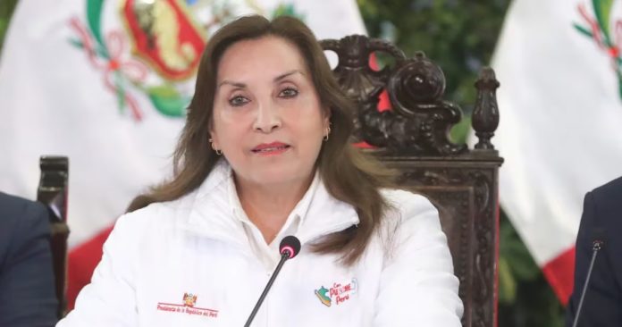 Dina Boluarte evitó responder sobre caso 'Rolex' y saluda a su 