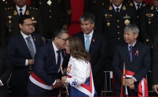 Dina no saludó a Wilfredo Oscorima en Parada Militar Dina no saludó a Wilfredo Oscorima en Parada Militar