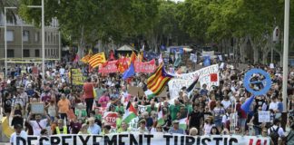 Españoles protestan contra el turismo masivo