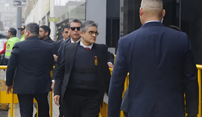 José Domingo explica porqué lleva chaleco antibalas durante juicio contra Keiko Fujimori