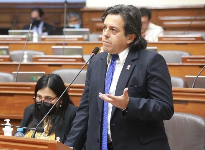 Edward Málaga no quiere a la izquierda en la Mesa Directiva