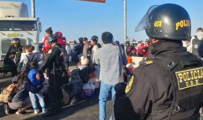PNP chequea a ‘chamos’ en Tumbes para entrar a Perú PNP chequea a ‘chamos’ en Tumbes para entrar a Perú