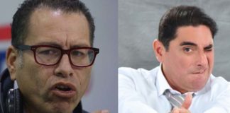 Phillip Butters y Carlos Álvarez miran a palacio Phillip Butters y Carlos Álvarez