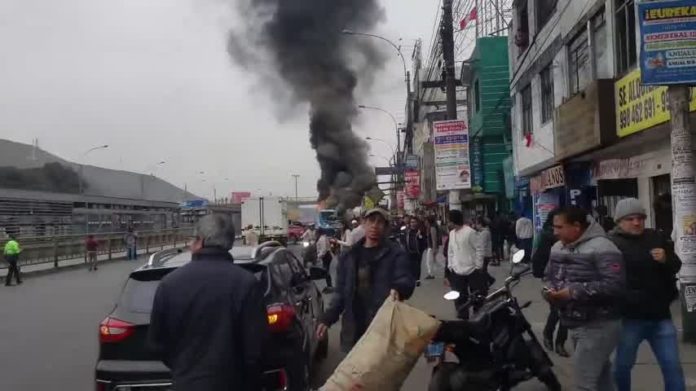 SMP: Bus se incendió frente a la estación UNI del Metropolitano