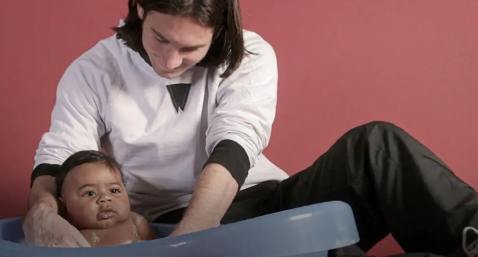 Foto viral de Messi bañando a Lamine Yamal