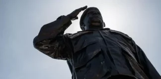Venezolanos derribaron estatuas de Hugo Chávez