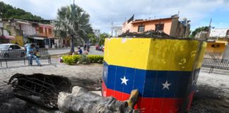 miles de petareños y personas de otros sectores populares de Caracas y sus afueras se reunieron ondeando banderas