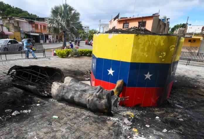 miles de petareños y personas de otros sectores populares de Caracas y sus afueras se reunieron ondeando banderas