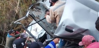 6 muertos por caída de miniván a un abismo
