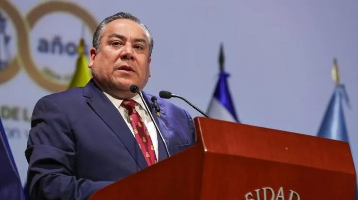 Gustavo Adrianzén apoya a Santiváñez en medio de controversia por audios Gustavo Adrianzén apoya a Santiváñez en medio de controversia por audios