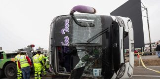 Bus vuelca y deja 4 muertos y 22 heridos en carretera Bus vuelca y deja 4 muertos y 22 heridos en carretera