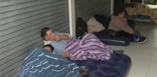 Duermen en parque para evitar desalojo