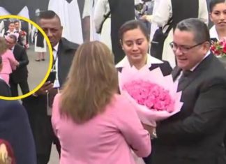 La presidenta Dina Boluarte recibió ayer viernes un efusivo saludo por parte del ministro del Interior, Juan José Santiváñez