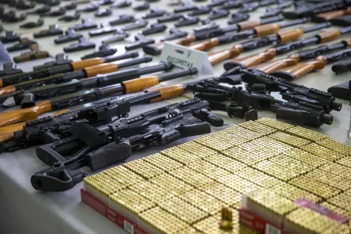 Más de 300 oficiales de la PNP no han devuelto armas del Estado