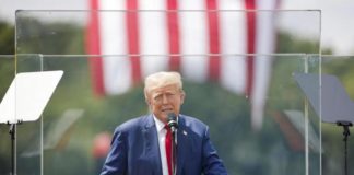 Donald Trump aparece en mitin con vidrio blindado