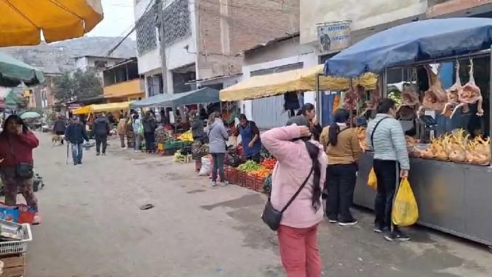 comerciantes del Mercado Modelo en Villa María del Triunfo, indicaron que hace tres días recibieron una amenaza por presuntos extorsionadores.