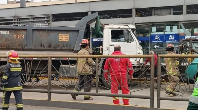 Volquete se estrella contra estación del Metropolitano