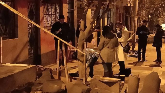 Joven fue asesinado en la puerta de la casa de sus abuelos Joven fue asesinado en la puerta de la casa de sus abuelos