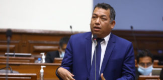 Esposa de Darwin Espinosa protagoniza pelea en el parlamento