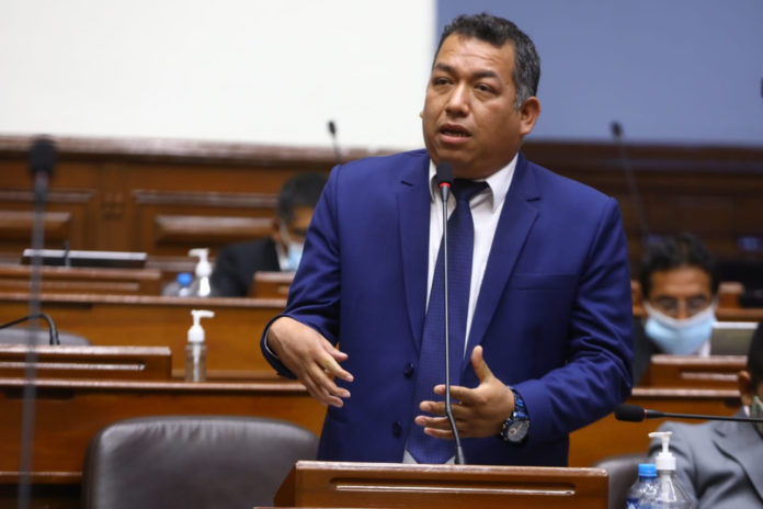 Esposa de Darwin Espinosa protagoniza pelea en el parlamento