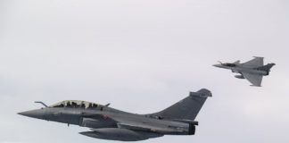 Francia: Dos pilotos fallecieron tras chocar con otro