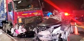 Choca con tráiler y muere junto a hijo Choca con tráiler y muere junto a hijo