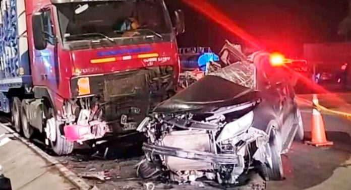 Choca con tráiler y muere junto a hijo