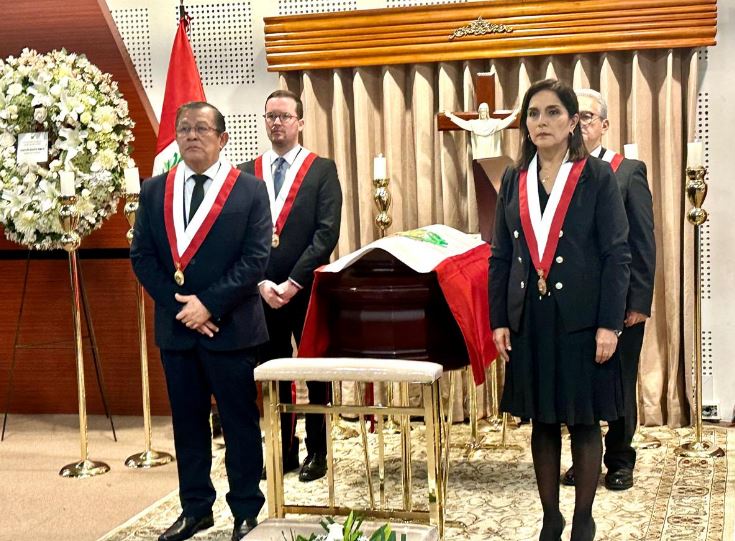 Durante unos minutos, Salhuana Cavides y los vicepresidentes del Parlamento Patricia Juárez Gallegos y Alejandro Cavero Alva realizaron una guardia de honor ante el féretro de Alberto Fujimori