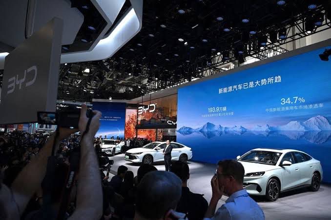 EE.UU. eleva arancel para los autos chinos EE.UU. eleva arancel para los autos chinos