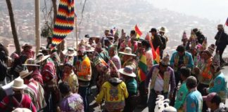 ‘Ponchos rojos’ marchan para exigir salida de Arce