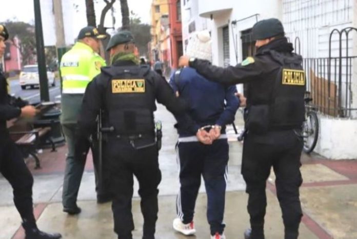 Detienen a 150 y capturan a 3 bandas