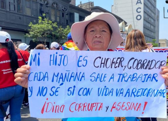 Madre salió a marchar en favor de su hijo transportista