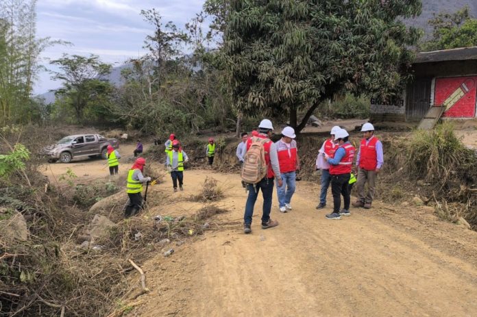 Mejoran caminos a sectores pobres
